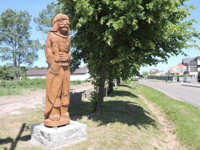 Wooden sculptures in Rowy